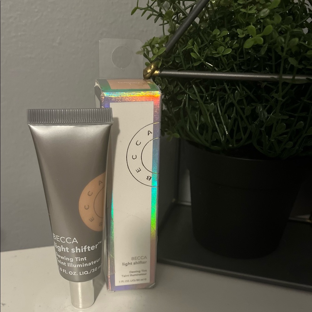 Becca Light Shifter- Luminary 1
